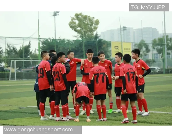 足球明星儿子成长记:从小球场到聚光灯下的精彩瞬间 足球明星儿子成长记:从小球场到聚光灯下的精彩瞬间