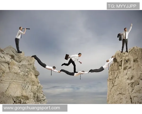 重庆篮球队在冠军赛中的团队协作表现分析与启示